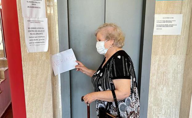 Una avería en el ascensor obliga a pacientes del consultorio de El Raal a ser atendidos en el vestíbulo