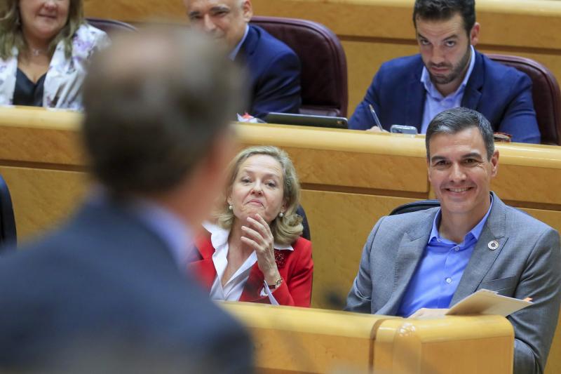 Pedro Sánchez attends Feijóo during his speech.