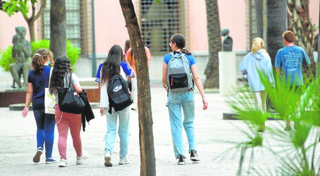 La mitad de los universitarios viven con sus padres