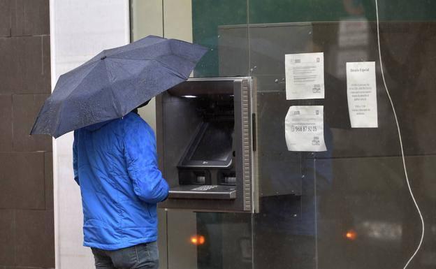 Este es el cambio a la hora de sacar dinero que afecta a los clientes de Caixabank y Sabadell