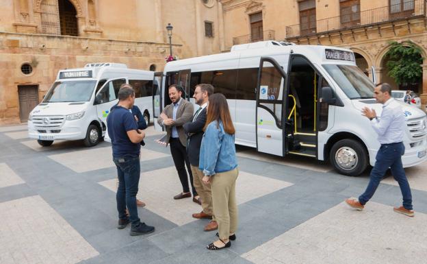 Lorca incorpora dos nuevos microbuses a la flota de transporte urbano