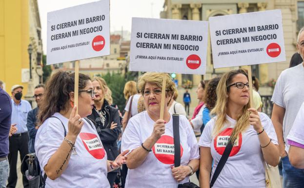 Comerciantes y vecinos del barrio del Carmen cortarán por la tarde el Puente Viejo