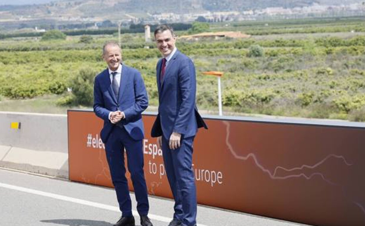 Herbert Diess (Volkswagen) together with President Pedro Sánchez on the grounds of the gigafactory