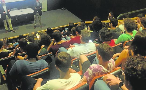 Alumnos de Bachillerato analizan el ecosistema de las criptomonedas en Murcia