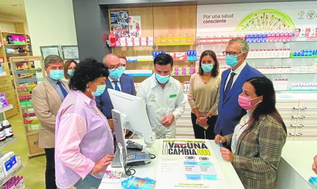 Doce farmacias del Altiplano facilitan la vacunación a mayores