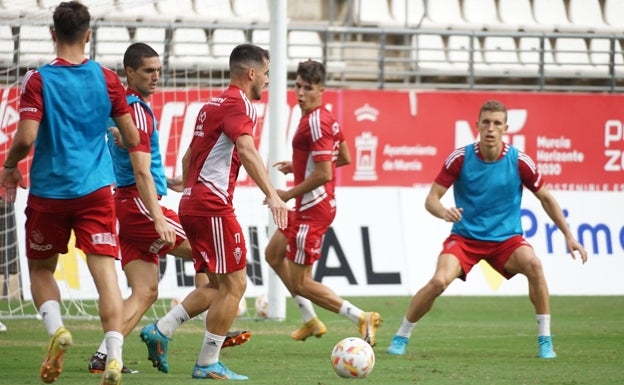 El Real Murcia viaja a Bilbao sin laterales diestros, Jara ni Joao