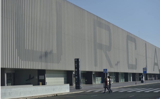 Un avión retrasado se encuentra con el aeropuerto de la Región de Murcia cerrado y tiene que aterrizar en Alicante