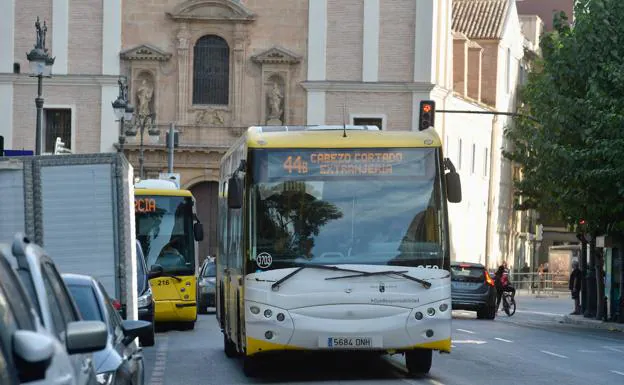 Murcia amplía frecuencias y recorridos en cuatro líneas de bus a pedanías desde noviembre