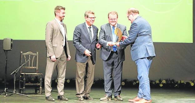 El ganadero Juan Jiménez recibe el reconocimiento del sector en los Premios Sepor