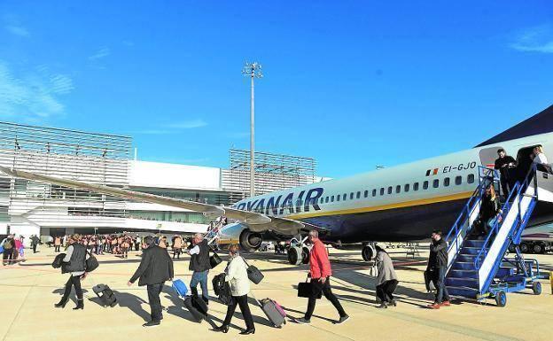 Convocan una huelga de los servicios de asistencia en tierra de Ryanair en el aeropuerto de la Región de Murcia