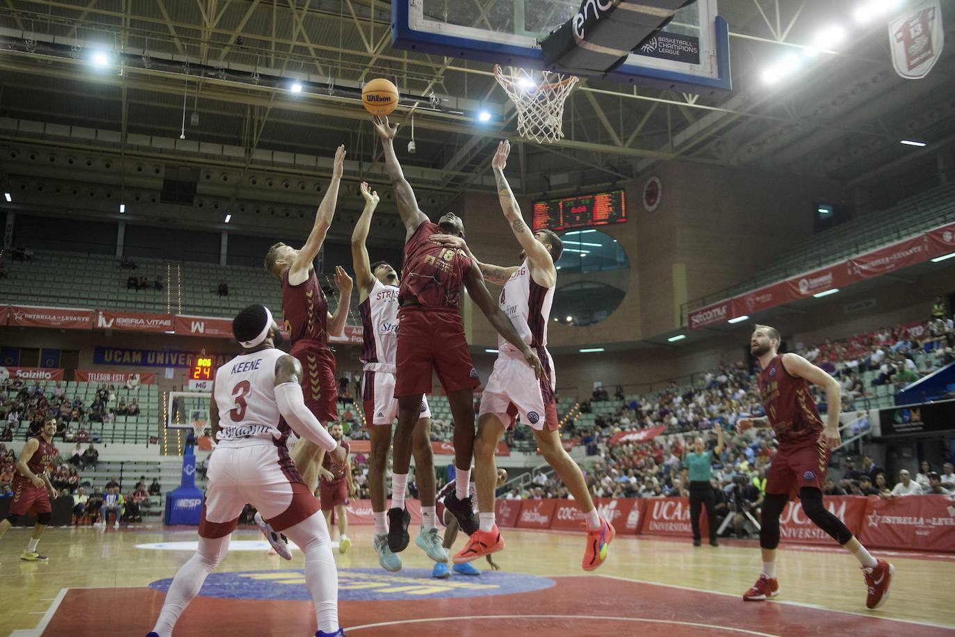 El UCAM vence al Estrasburgo (80-78)