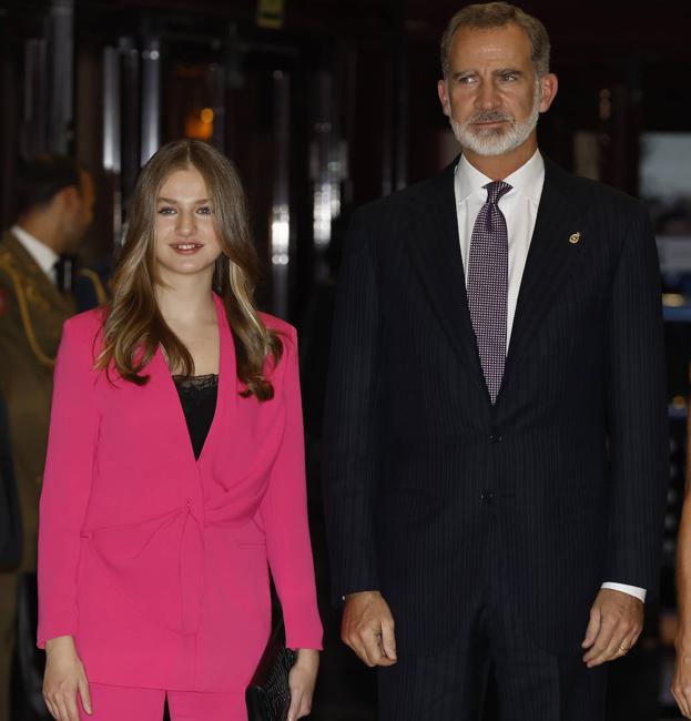 La princesa Leonor sorprende con un llamativo traje de la firma murciana Laura Bernal