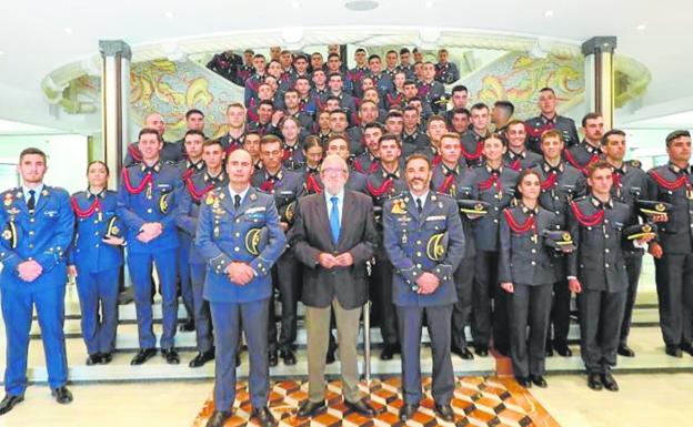 Alumnos de la AGA visitan la Asamblea Regional