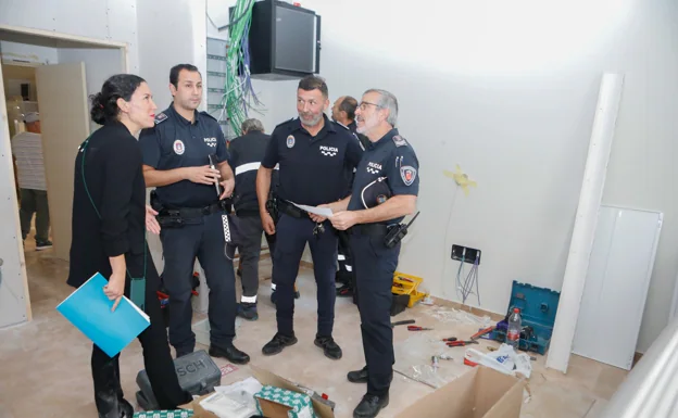 Agents of the Local Police and a technician of the work supervise the conditioning works of the barracks of the neighborhood of San Cristóbal. 