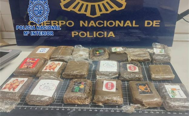 Detenido en Alcantarilla con 22 tabletas de hachís en una mochila y otras 121 en su domicilio