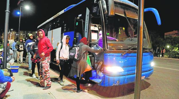 Así es el transporte de los trabajadores del campo mientras la ciudad duerme