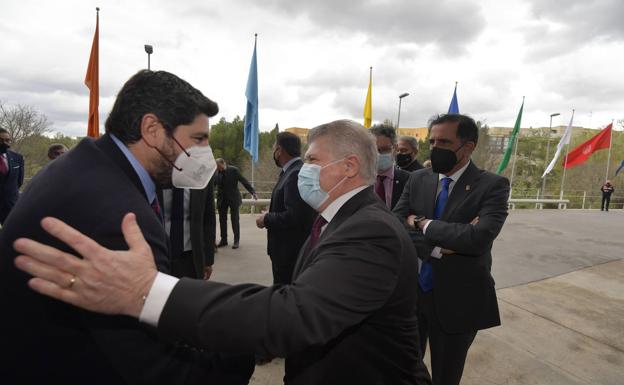 López Miras tiende la mano