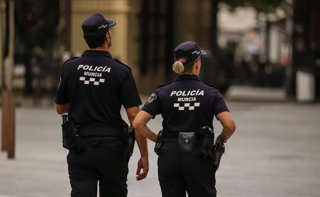 Dos hermanos acuchillan a su compañero de piso por no pagar el alquiler, en Murcia
