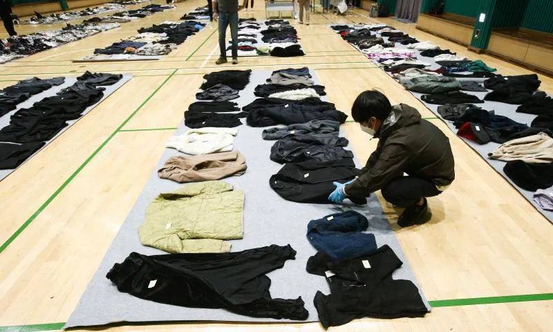 Zapatos ensangrentados, disfraces, bolsos... la trágica imagen de la estampida mortal de Seúl