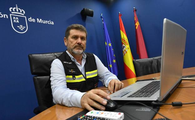 Fulgencio Perona, yesterday, at the headquarters of 112 in Murcia. 