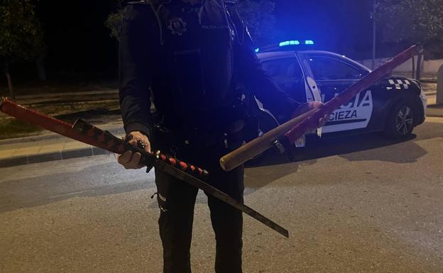 La Policía de Cieza incauta armas prohibidas y decenas de huevos durante la noche de Halloween