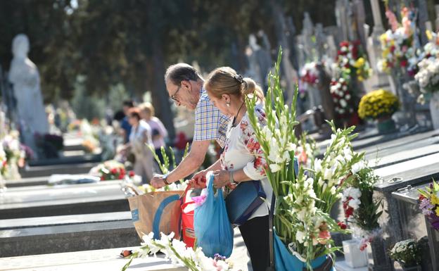 El calor abrasa por Todos los Santos en los cementerios de Murcia