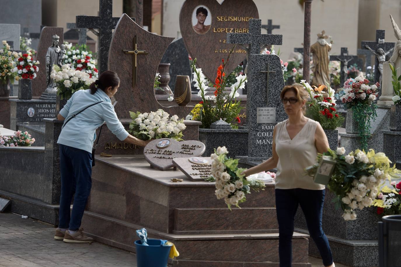 Colas para acceder al cementerio de Murcia en la víspera del festivo