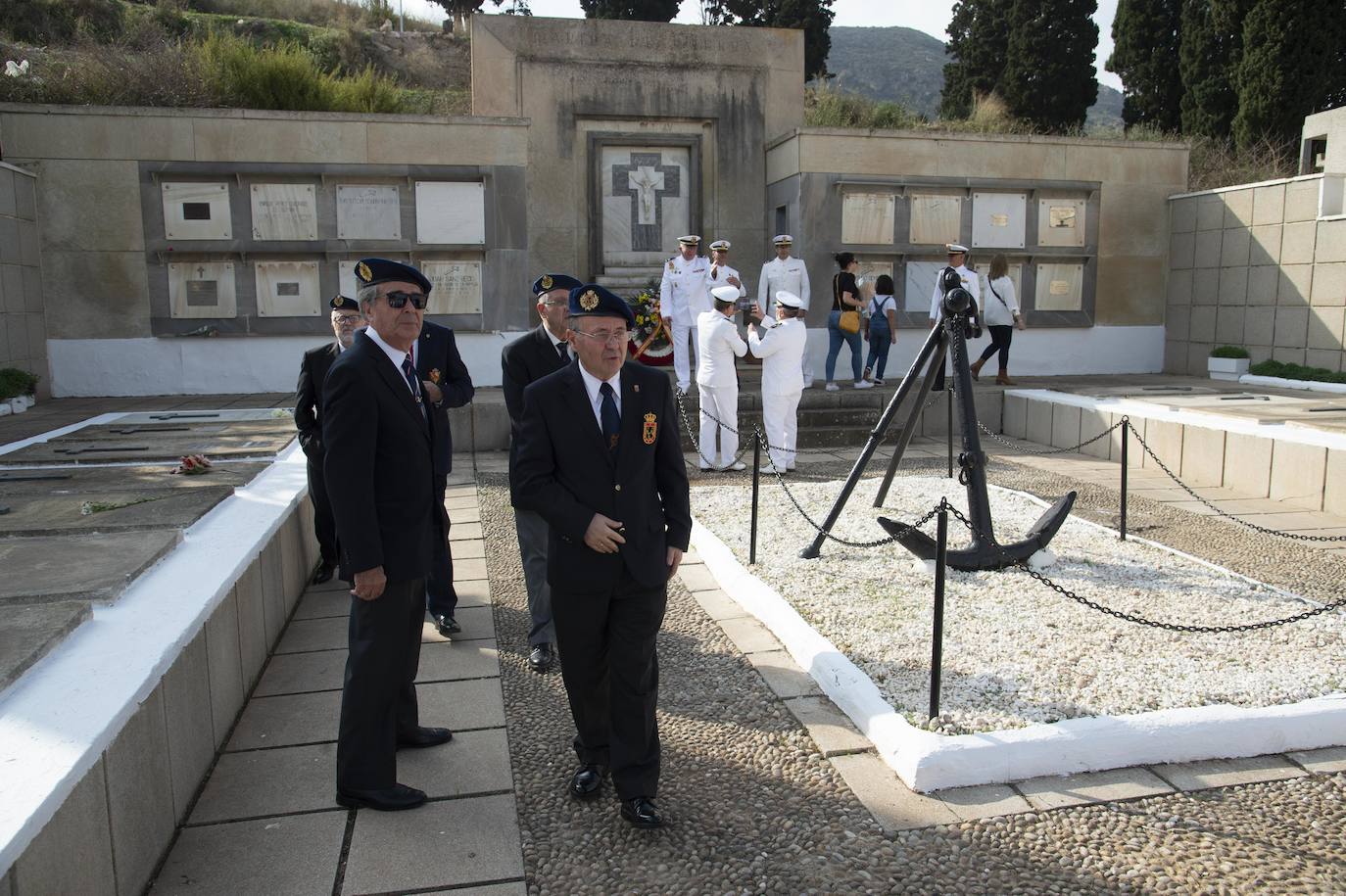 El homenaje de la Armada a sus difuntos en el cementerio de Cartagena, en imágenes