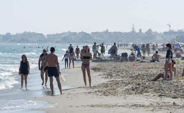 El puente de Todos los Santos se despide con las playas llenas por las altas temperaturas