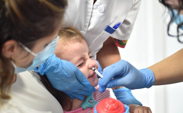 Salud comienza a vacunar frente a la gripe a 70.000 niños de entre 6 meses y 5 años