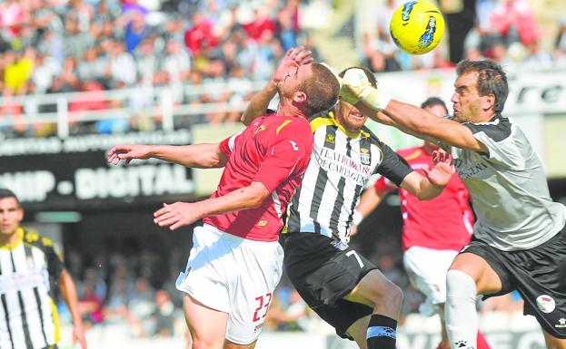 Un regreso polémico y ocho reencuentros para un partido muy especial