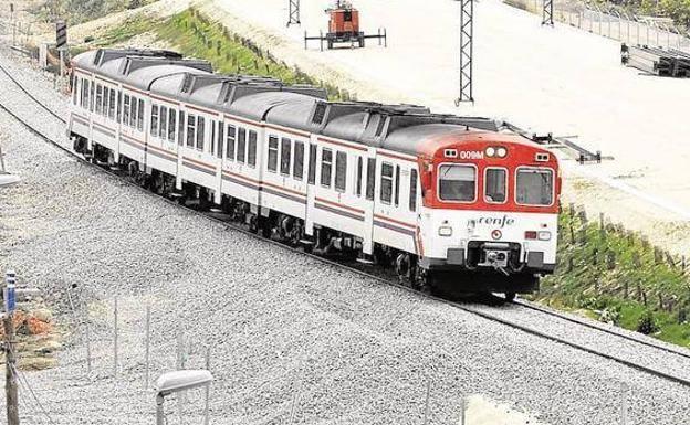 Los empresarios de Alicante exigen la modernización de los cercanías con Murcia