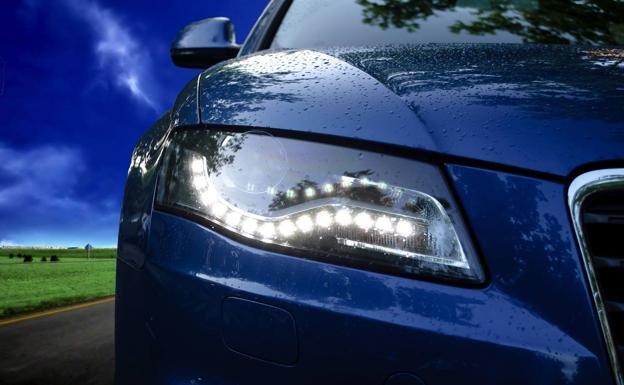 Cuándo debes encender las luces del coche mientras conduces para evitar una multa