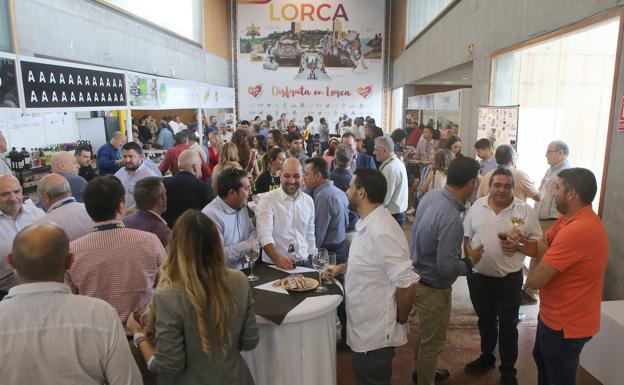 La Calle de las Tapas recupera todo su sabor a golpe de Estrella y marinera