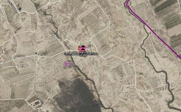 Bomberos trabajan en la extinción de un incendio declarado en el ecoparque de Fortuna