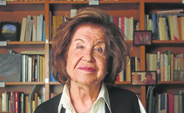 Dionisia García publica a los 93 años un luminoso poemario de amor a su marido