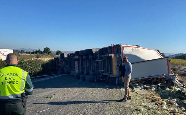 El vuelco de un camión cargado de lechugas entre Archena y Ulea provoca grandes retenciones