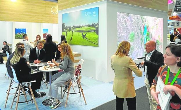 Marcos Ortuño (seated at a table), at the Region's stand at the London tourism fair. 