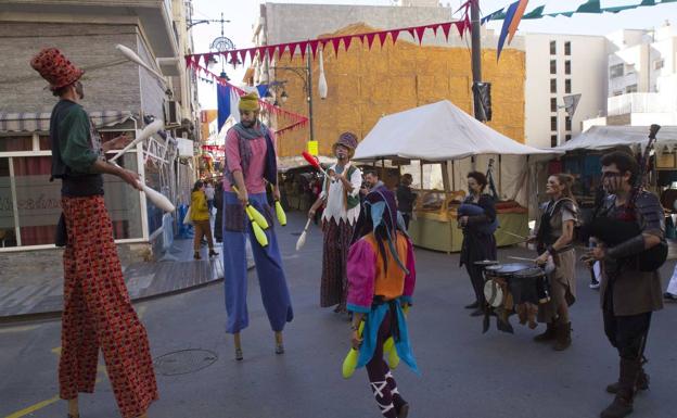 Las calles del centro histórico de Cartagena acogen este fin de semana el mercado medieval
