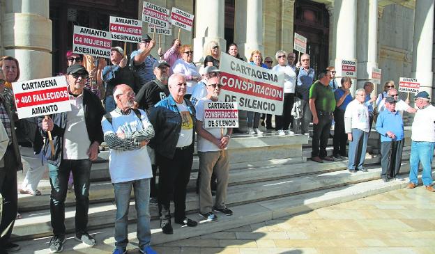 La Asociación de Perjudicados y Afectados por Amianto redobla sus protestas en Cartagena