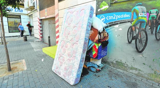 Arrecian las quejas vecinales en Murcia por las conductas incívicas de personas que pernoctan en la calle