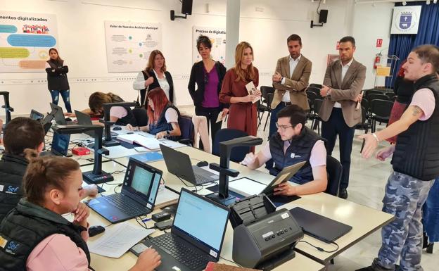 Un programa de empleo permite digitalizar el archivo municipal de Caravaca