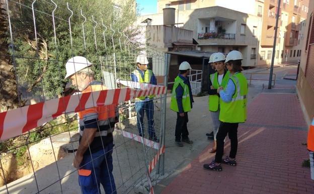 El barrio de Las Tejeras, en Los Garres, se blinda para evitar riadas