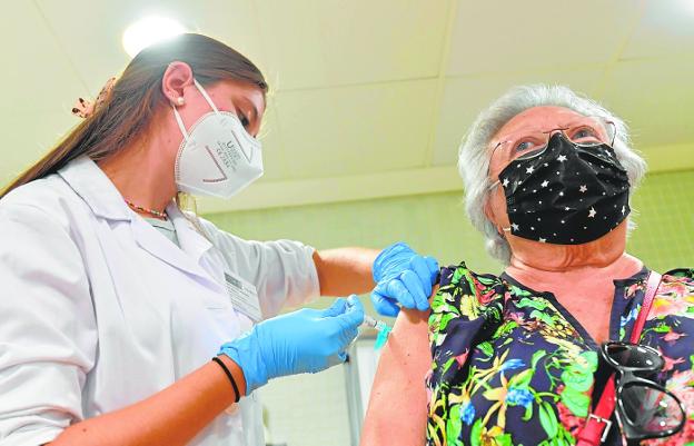 Salud abrirá la vacunación frente a la gripe a toda la población a partir del día 21