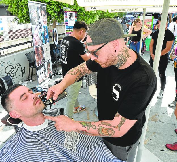 Santa Eulalia en Murcia 'se deja' bigote contra el cáncer de próstata