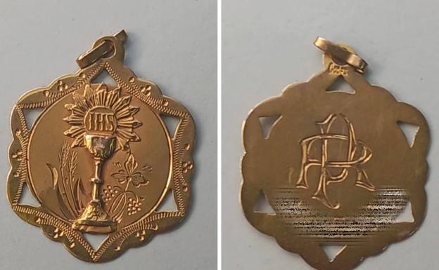 Gold medal found next to the Molina de Segura Town Hall. 