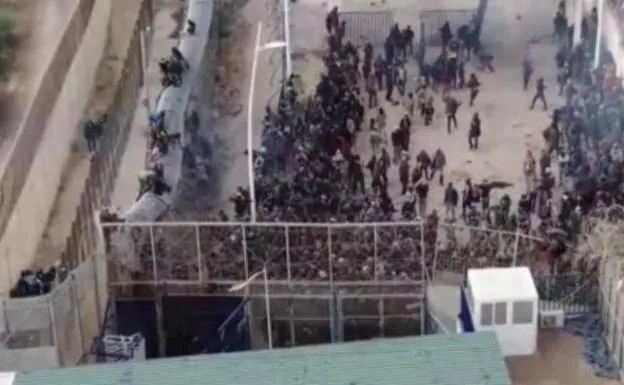 The 'without papers' manage to break the gate and a crowd tries to enter Melilla through the Chinatown pass