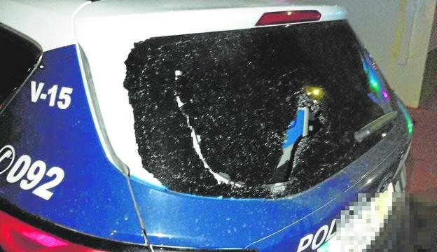 Moon of a patrol car broken by a stone during the brawl in a nightclub in Águilas. 