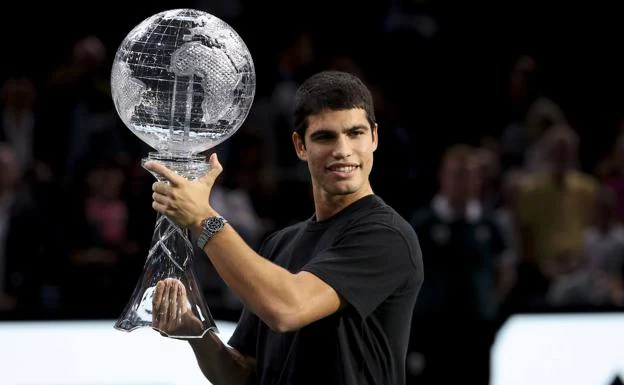 Carlos Alcaraz raises the number 1 trophy, a few weeks ago in Paris.