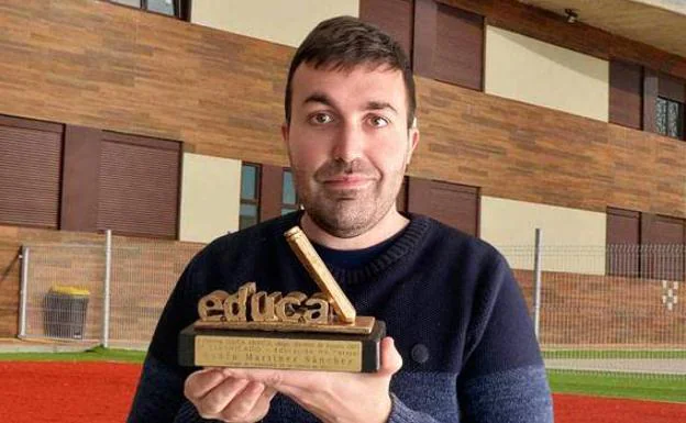 Rubén Martínez poses with the award won in 2021 as the second best teacher in Spain, in the category of Non-Formal Education.
